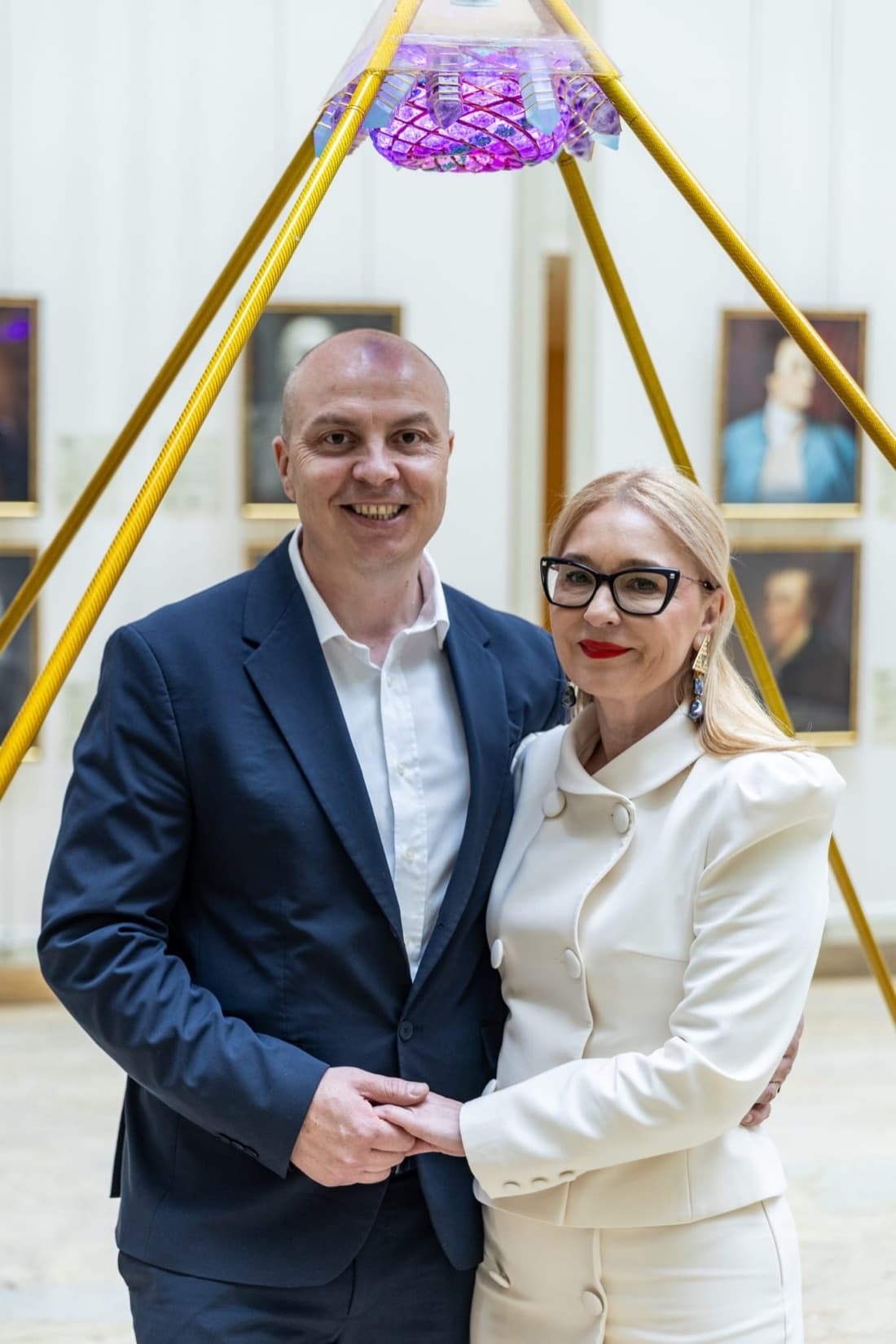 Florin Vasile, Gründer von PlasmaThor, neben einem Plasma-Pyramidengerät